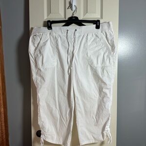 Avenue White Capri Pants